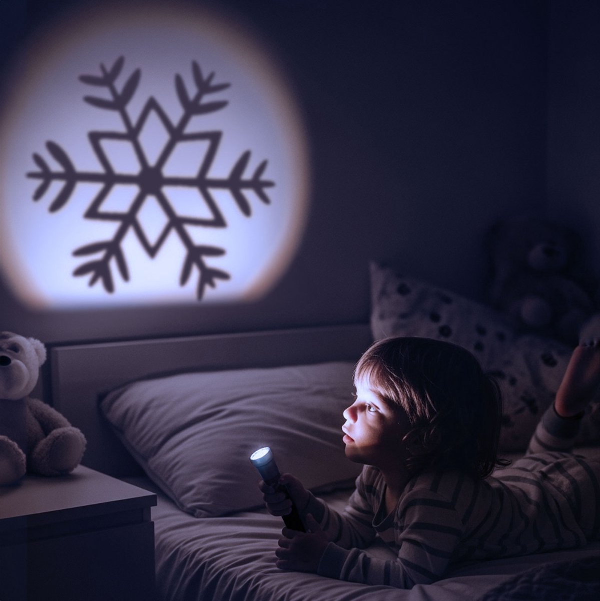 Kerst LED Projector Zaklamp – Met 5 Lichtpatronen – Koud Wit Licht – Batterijgevoed Met 2 X AA – Santa Sneeuwvlok Cadeau En Meer – Compact En Draagbaar – Rood Wit - 1 Stuks [59721]