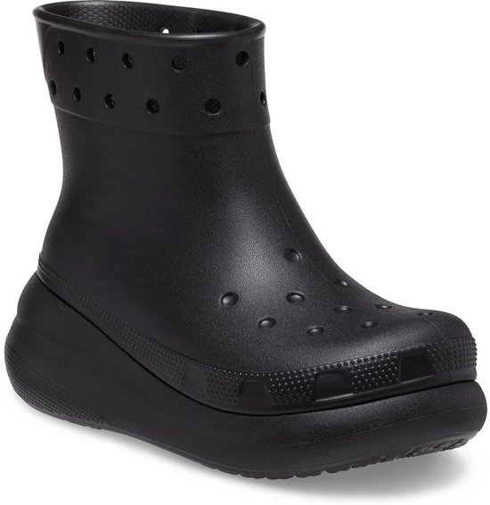 Zwarte Crocs laars met platformzool en perforaties bovenop.
