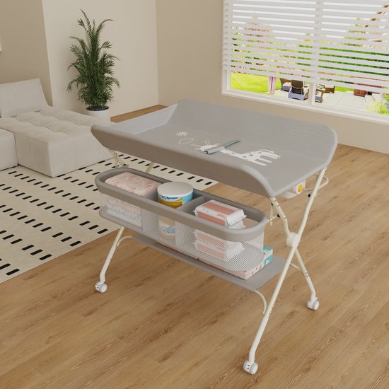 Grijze commode in een babykamer, met luiers en potjes in de opbergmand. Kinderpyjama's op de achtergrond.