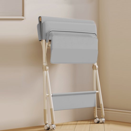 Grijze commode ingeklapt en rechtopstaand, opgeslagen in een hoek.