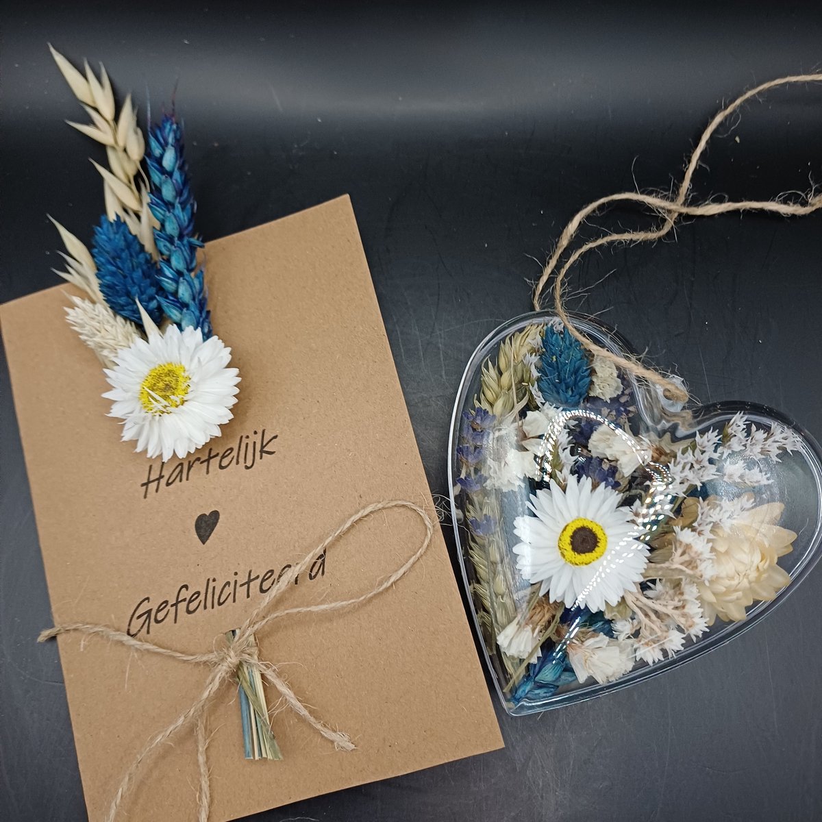 Droogbloemenkaart "Hartelijk gefeliciteerd" en hart met droogbloemen in blauwe en naturel tinten - droogbloemen - decoratie - cadeau - boeket - bloemen - krans - bruiloft - feest - verjaardag