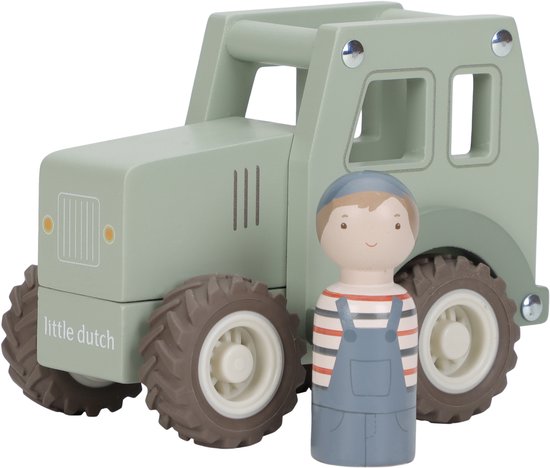 Lichtgroene houten tractor 'Little Dutch' met bruine banden en een houten figuurtje van een jongen.