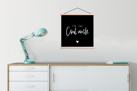 Posterhanger incl. Poster 90x90 cm - Schoolplaat - Quotes - 'I'm the cool uncle' - Spreuken - Textielposter - Blanke latten