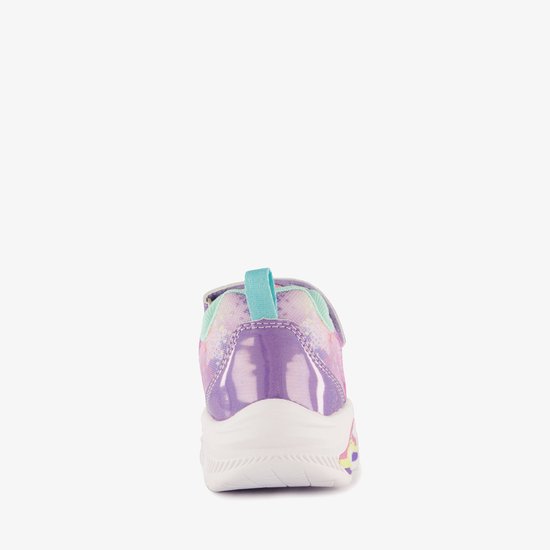 Achterkant van paarse sneaker met print en mintgroene lus.
