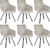Zes beige fluwelen eetkamerstoelen, elk met armleuningen en capitonnering.