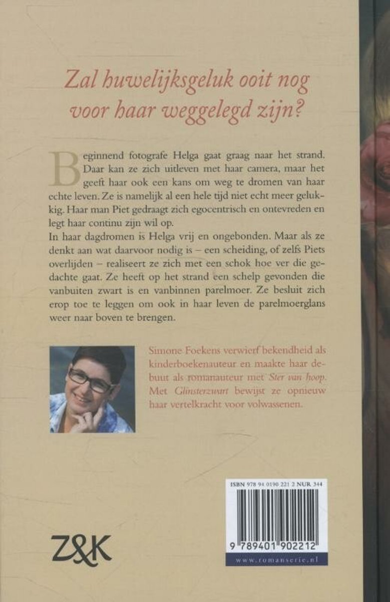 Achterflap boek 'Glinsterzwart', auteur Simone Foekens, foto auteur.