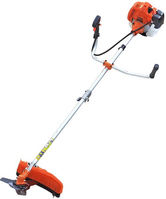 Benzine bosmaaier met oranje details en een zilveren steel.