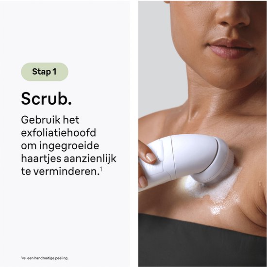 Close-up van een vrouw die haar borst scrubt met een witte epilator met opzetborstel. "Stap 1. Scrub. Gebruik het exfoliatiehoofd om ingegroeide haartjes aanzienlijk te verminderen."