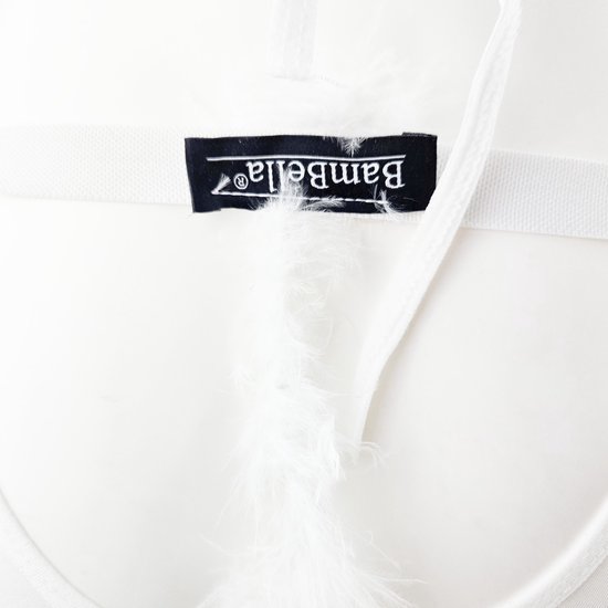Witte stoffen band met zwart BamBella label en witte veren.