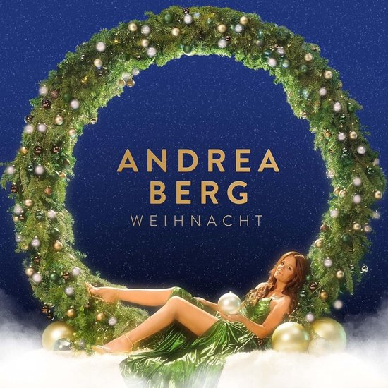 Andrea Berg - Weihnacht albumcover. Een vrouw in een groene jurk ligt op de sneeuw onder een kerstkrans.