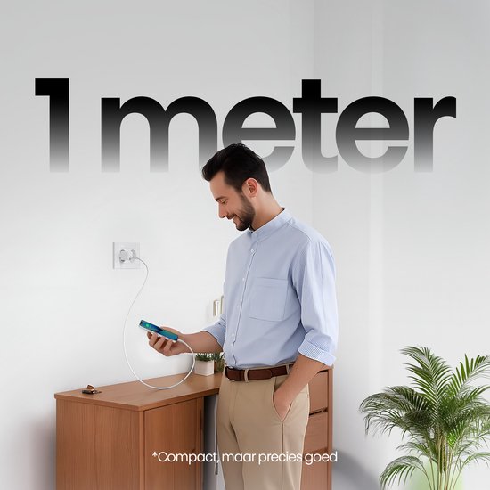 Man in zakelijke kleding gebruikt zijn telefoon tijdens het opladen met een 1 meter lange witte Phreeze-kabel.