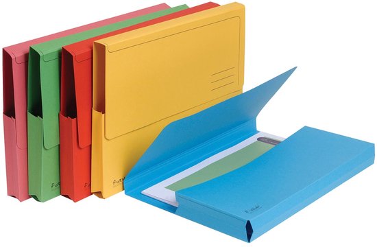 Cinq chemises rose, verte, rouge, jaune et bleu clair. La chemise bleu clair est ouverte avec des papiers à l'intérieur.