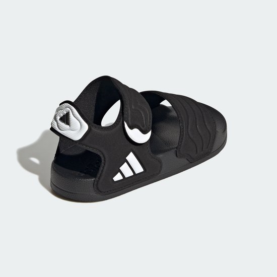 Zwarte Adidas Adilette sandalen voor kinderen, van voren gezien, met klittenband en logo.