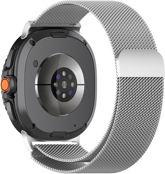 Achterkant van een smartwatch met zilverkleurig milanese bandje. De hartslagsensor is zichtbaar.