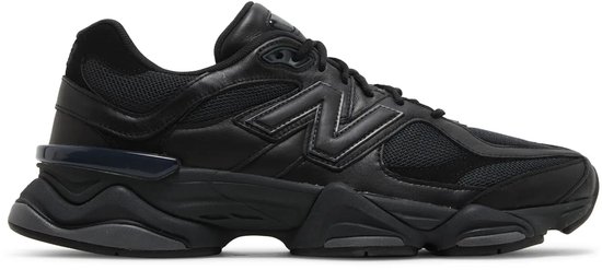 Zwarte New Balance 9060 sneaker met mesh en lederen overlays en een dikke zool.