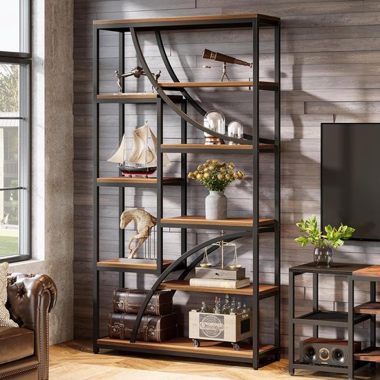 Industriële boekenkast met bruine houten planken en zwart metalen frame, met decoraties zoals een zeilboot en telescoop.
