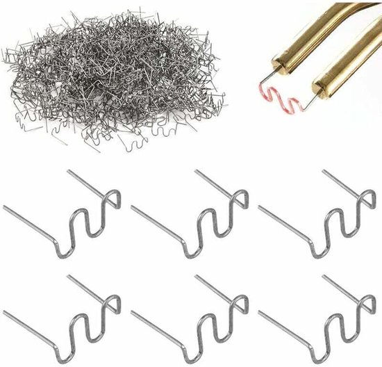 Een grote hoeveelheid zilverkleurige, golfvormige lasnieten van 0,8 mm. Naast een stapel, worden enkele losse niette met lasapparatuur getoond.