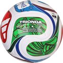 Voetbal met witte vlakken, rode, groene en blauwe patronen, FIFA-logo en gouden sterren.