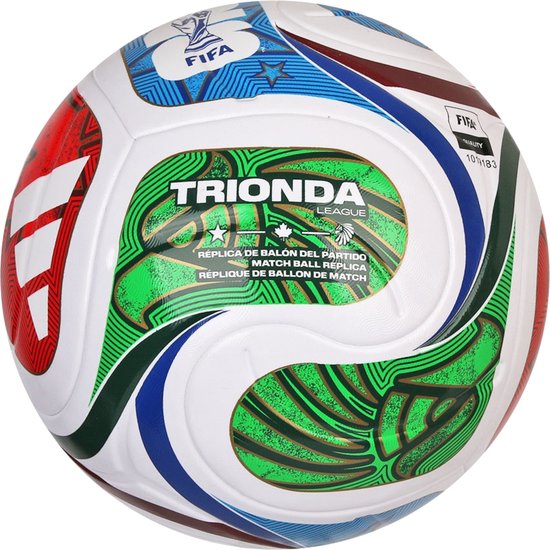 Voetbal met witte vlakken, rode, groene en blauwe patronen, FIFA-logo en gouden sterren.