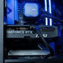 Gedetailleerd zicht op de interne componenten van een gaming pc, inclusief 'GEFORCE RTX' videokaart en blauw verlicht RAM.
