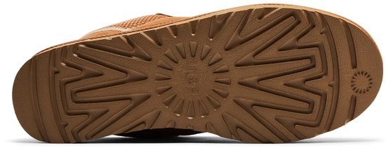 Bruine rubberen zool van een UGG sneaker met een cirkelvormig profiel.