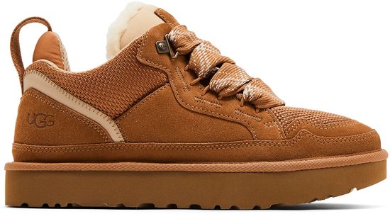 Sneaker UGG marron avec daim et mesh, col en fourrure et lacets larges tressés.