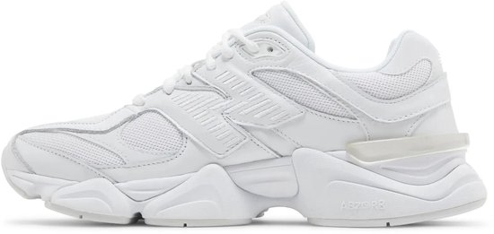 Witte New Balance 9060 sneaker met ABZORB-technologie.