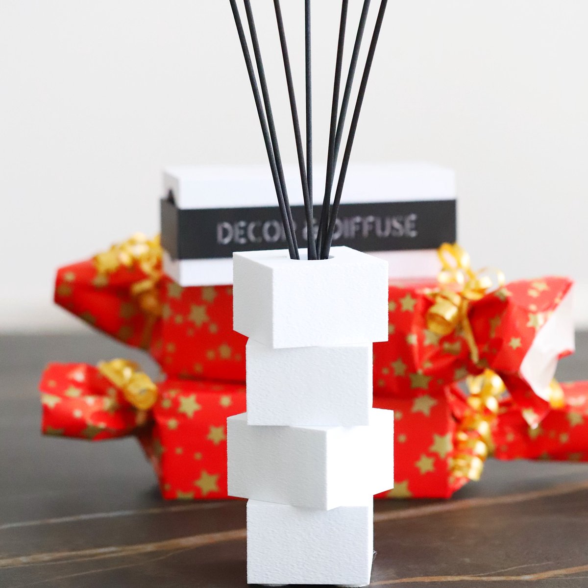 Witte Geurstokjes houder Structuur – Navulbare Diffuser Set Black Diamond Amber Oak Cozy Plaid – Luxe Geurstokjes en Huisparfum