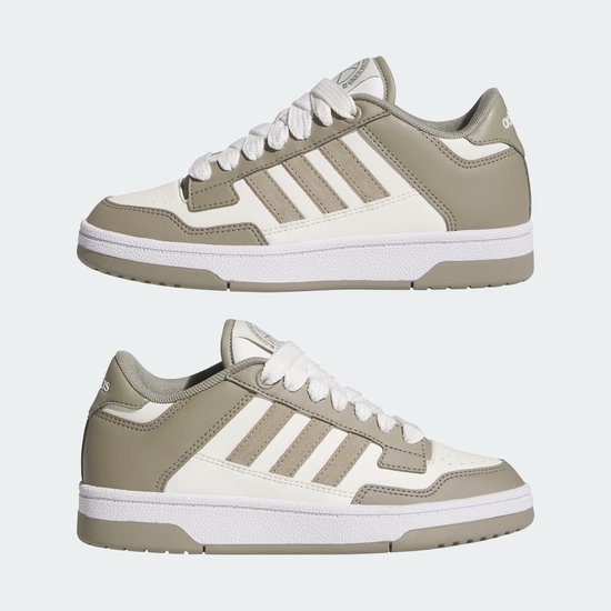 Twee lage adidas sneakers in wit met taupe accenten en drie strepen.