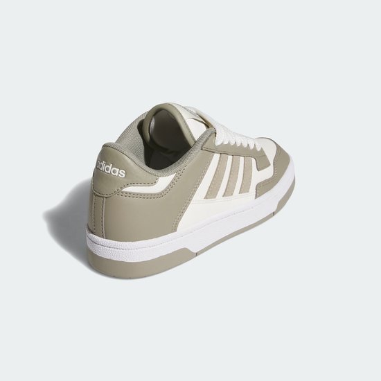 Lage adidas sneaker in wit met taupe accenten, drie strepen en 'adidas' logo.