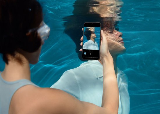 Persoon onder water fotografeert iemand anders met een OnePlus telefoon.