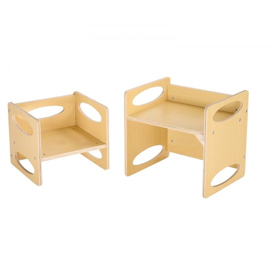 Een naturel houten kinderstoel (kubusvorm) naast een hogere tafel met zitvlak, beide met ovale uitsparingen.