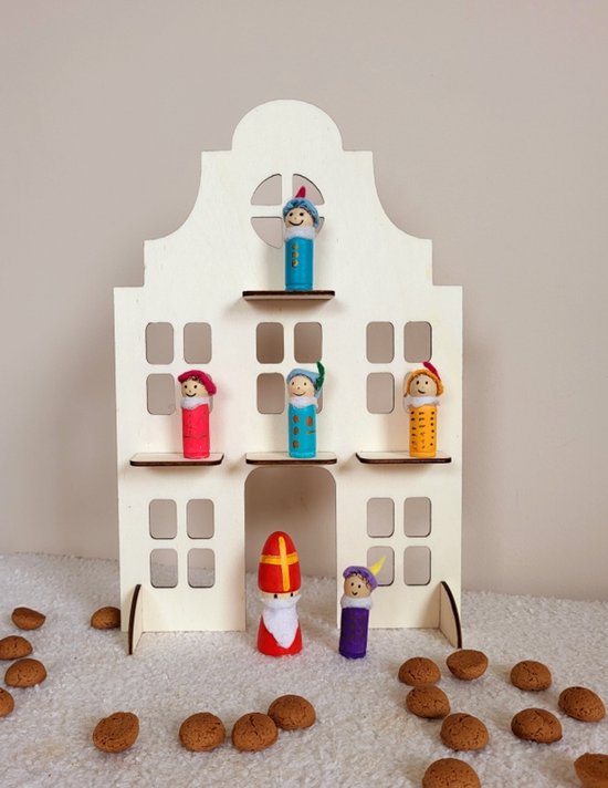 Houten grachtenpand met 7 kleurrijke Sinterklaas-figuurtjes en pepernoten.