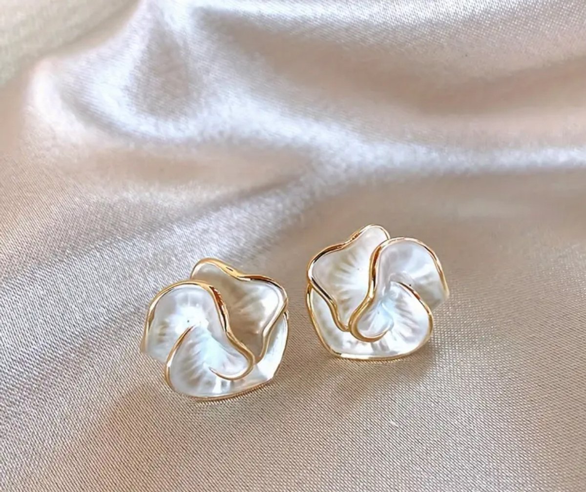 Fleur Oorbellen – Witte Bloem studs met Parelglans + een gratis armbandje