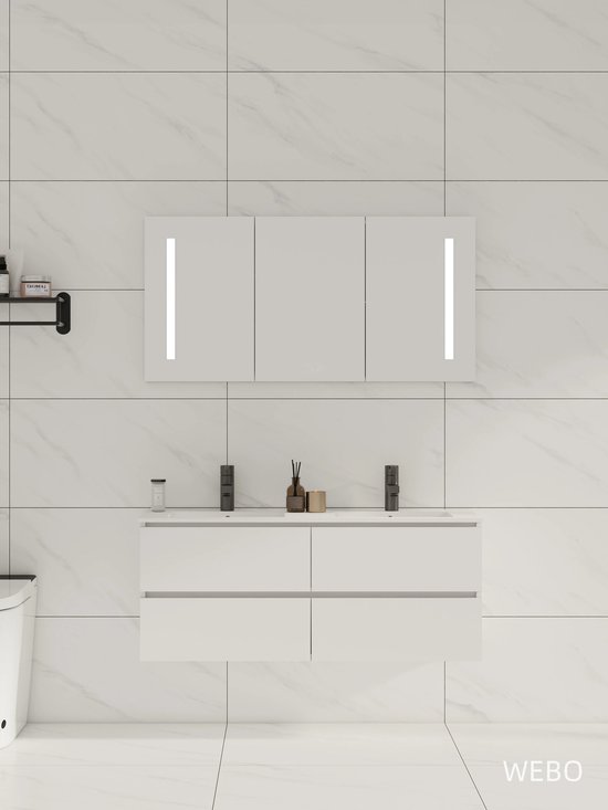 Meuble de salle de bain blanc avec double vasque, robinets noirs et armoire à pharmacie avec éclairage LED vertical.