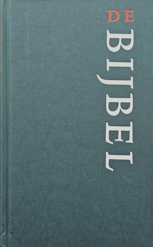 Donkergroene kaft met de titel 'DE BIJBEL' in witte en rode letters.