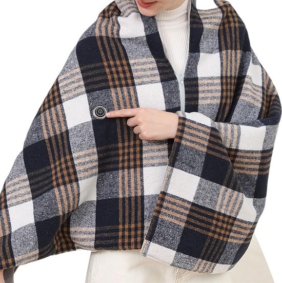 Een vrouw wijst naar de knop op een geblokte omslagdoek met bruine, zwarte, witte en grijze ruiten.