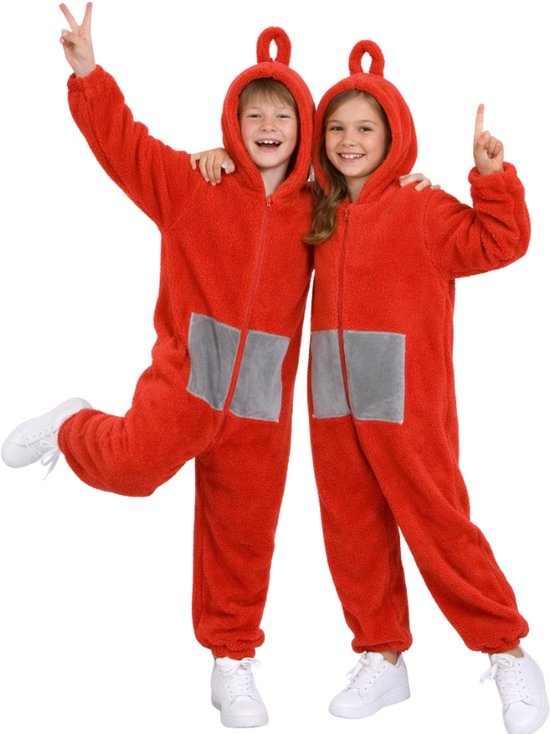 Twee lachende kinderen in koraalrode onesies met capuchon en grijze patches.