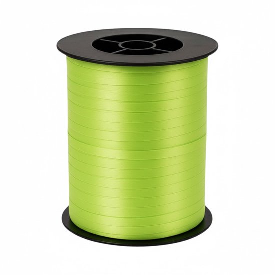 Een rol lint in de kleur limoengroen met een breedte van 5 mm en een lengte van 500 meter, op een zwarte spoel.