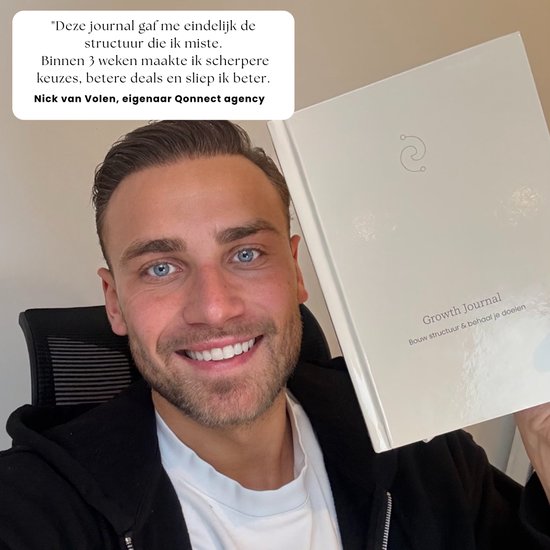 Man met blauwe ogen in zwart vest houdt een wit notitieboekje vast. Tekst zegt: 'Deze journal gaf me eindelijk de structuur die ik miste.'