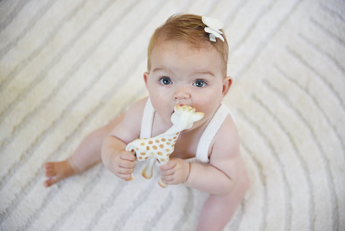 Sophie de giraf - Bijtspeeltje - Bijtspeelgoed - Baby speelgoed - Kraamcadeau - Babyshower cadeau - In wit geschenkdoosje met savannah kleuren - 100% natuurlijk rubber - Vanaf 0 maanden — afbeelding 2