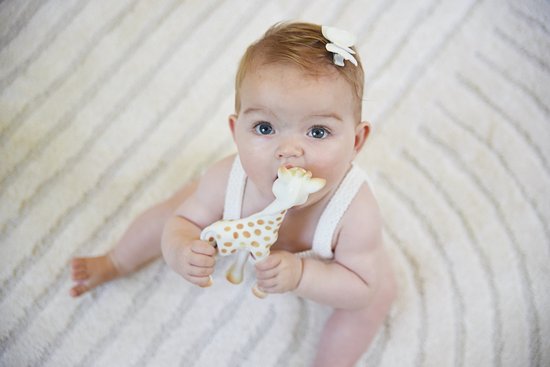 Sophie de giraf - Bijtspeeltje - Bijtspeelgoed - Baby speelgoed - Kraamcadeau - Babyshower cadeau - In wit geschenkdoosje met savannah kleuren - 100% natuurlijk rubber - Vanaf 0 maanden van Sophie de Giraf. — afbeelding 2
