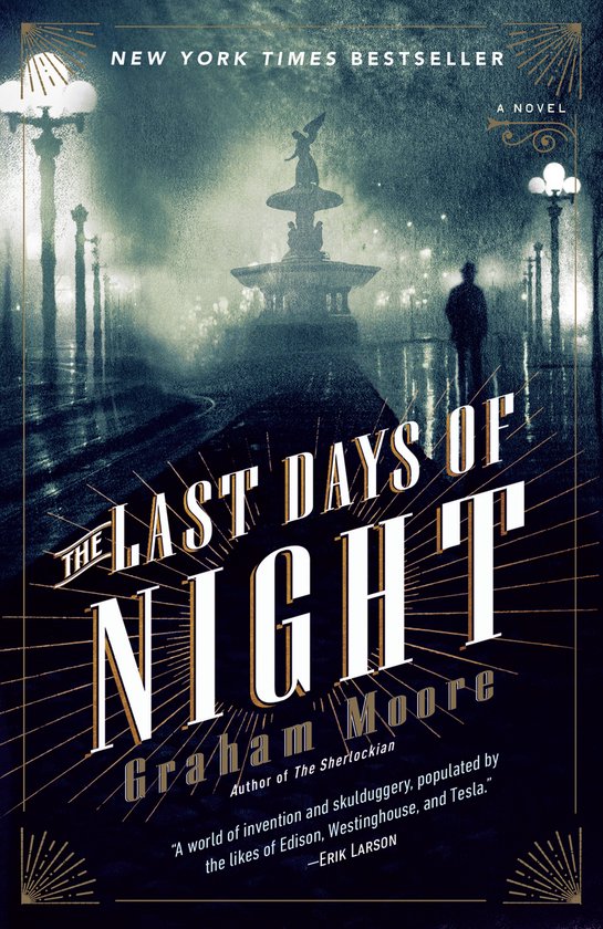 Boekomslag van The Last Days of Night: silhouet bij een verlichte fontein in mistig nachtelijk stadsgezicht.