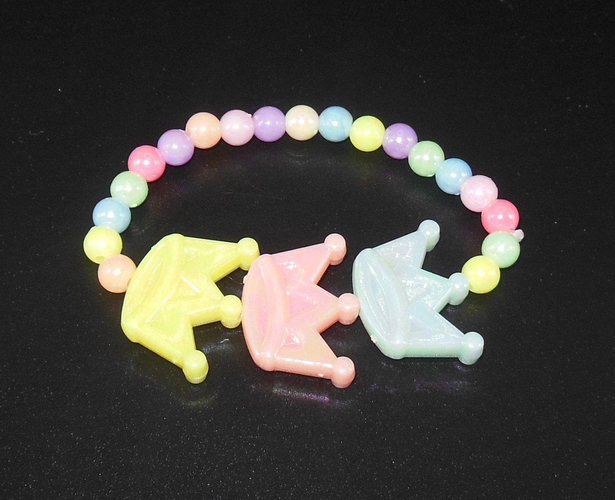 Armbandje kinderen gekleurde parels met 3 kroontjes