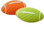 Oranje en groene rugbyballen met honingraatpatroon en witte lijnen, geïsoleerd op een witte achtergrond.