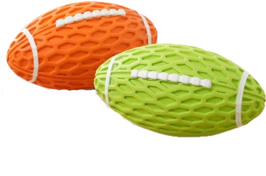 Oranje en groene rugbyballen met honingraatpatroon en witte lijnen, geïsoleerd op een witte achtergrond.