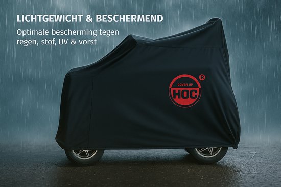 Zwarte scootmobielhoes met rood HOC-logo, in de regen.