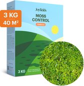Verpakking Joyfields Moss Control 3 kg voor 40 m² met op de voorgrond dicht, groen mos op een gazon.