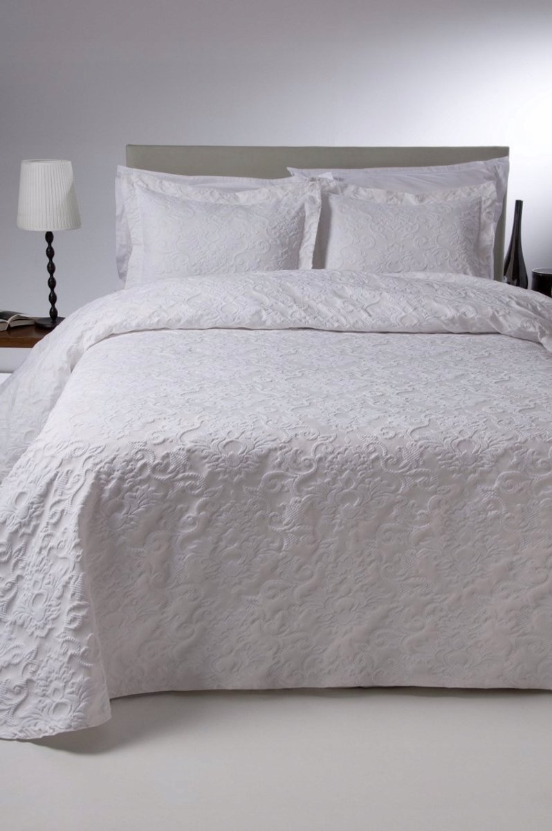 Klassieke sprei wit 220x240cm met delicaat kant