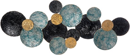 Decoratieve wanddecoratie van overlappende cirkels in goud, blauw en zwart.